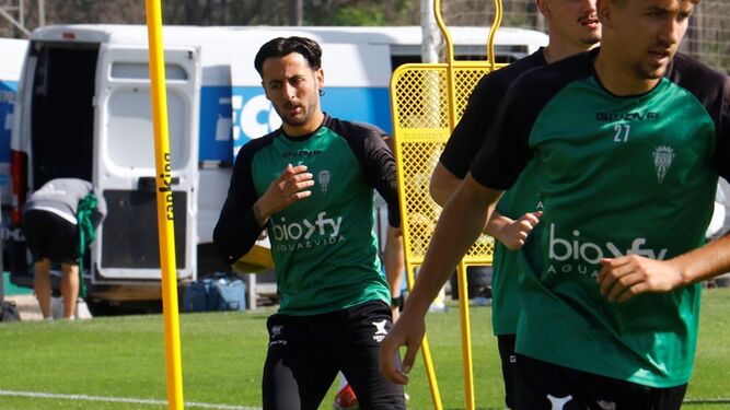 Adri Castellano, en un entrenamiento del Córdoba CF.