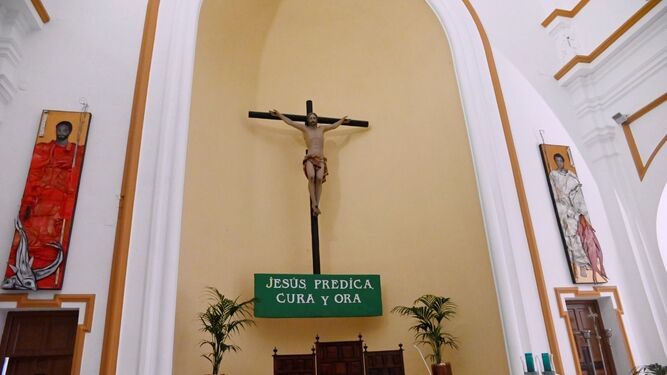 El Señor Crucificado preside el altar de la iglesia de las Margaritas.
