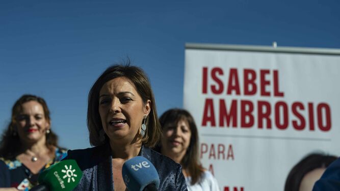 Isabel Ambrosio atiende a los medios en Osario Romano