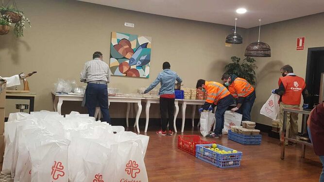 Voluntarios de Cáritas durante la preparación de comidas para personas vulnerables.