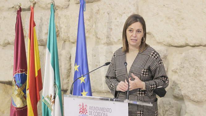 Isabel Ambrosio durante la rueda de prensa en el Ayuntamiento de Córdoba.