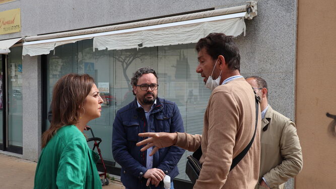 Isabel Ambrosio durante su visita al mercadillo del barrio Guadalquivir.
