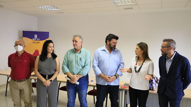 Isabel Ambrosio con representantes de UGT y del PSOE.