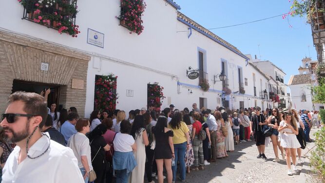 Turistas esperan para entrar en los Patios de Córdoba.