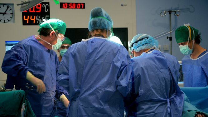 Facultativos durante una operación en el Hospital Reina Sofía de Córdoba.