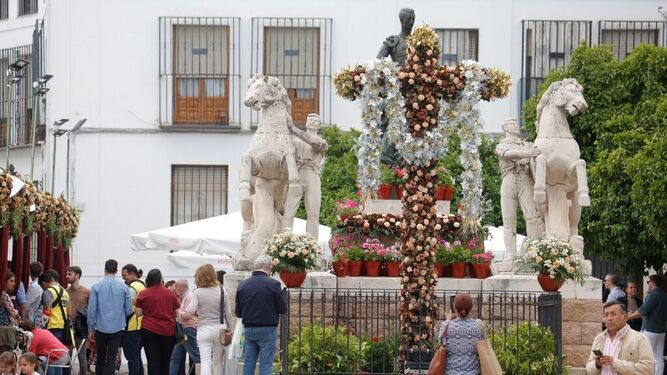 Cruz de Mayo en la plaza del Conde de Priego (Santa Marina).